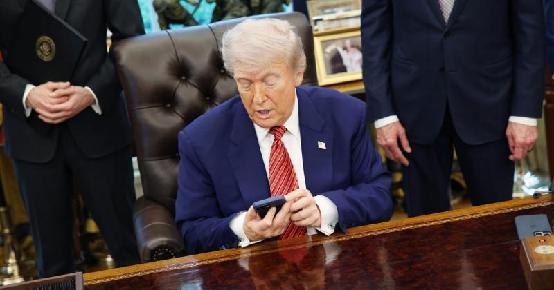 Donald Trump döntése értelmében elhalasztotta az Európát érintő 50%-os vámok bevezetését, ezzel újabb lehetőségeket teremtve a kereskedelmi tárgyalások számára.
