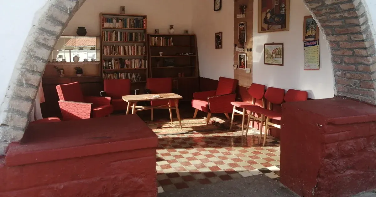 Egy féktelenül mulatozó részeg lángra lobbantotta a legmenőbb magyar buszmegállót.