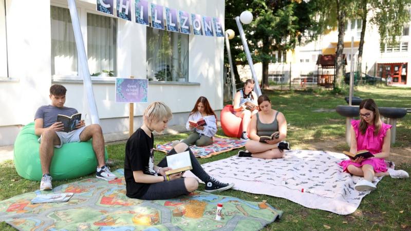 Merülj el a könyvek világában és frissülj fel! A könyvtár egy különleges Chill-zónát alakított ki a hőségriadó idejére, ahol kellemesen ellazulhatsz. 
