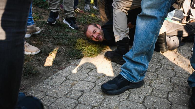 Egy férfi egy üres műanyag palackkal támadt a Pécs Pride résztvevőire, de a rendőrök gyorsan intézkedtek, és azonnal elfogták.