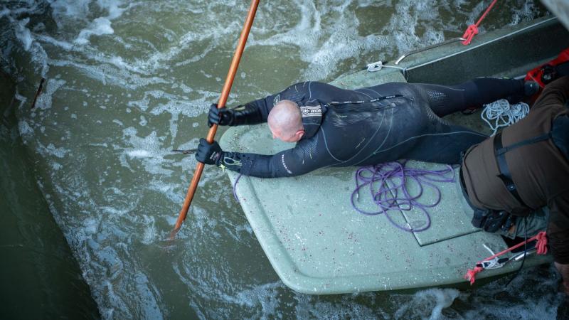 Hat napja, hogy Máté eltűnt egy csónakbaleset következtében, és azóta semmilyen nyomot nem találtak. Az aggodalom egyre nő, miközben a keresés folytatódik.