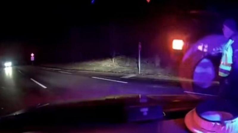 Egy felvételen látható, ahogy egy autó megállás nélkül, egyenesen nekihajt egy rendőrautónak, ezzel drámai módon bemutatva a baleset szörnyűségét.