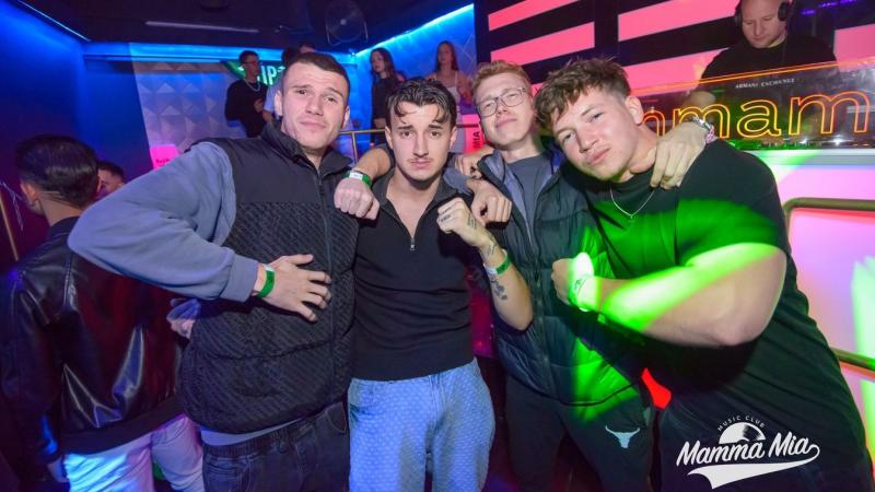 Az éjszaka varázsa felrobbant, amikor az after bulik igazi mestere irányította a Mamma Miát – a színpadon egy tengernyi fény és szín kavalkádja uralkodott, tele elképesztő pillanatokkal és emlékekkel.