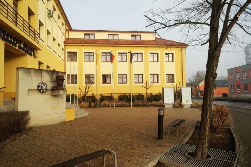 Frissítik a Zselízi Városi Könyvtár felnőtt részlegét, hogy még vonzóbb és funkcionálisabb legyen a látogatók számára.