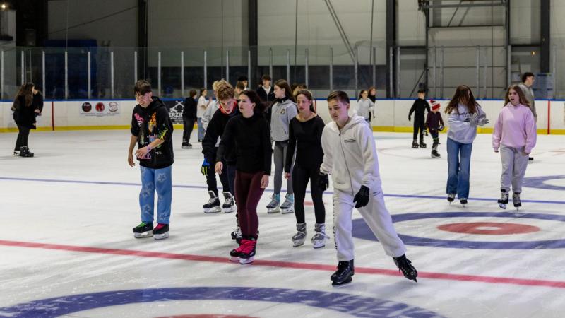 Minden akadályt leküzdve megkezdődött a jégszezon Tatabányán, ahol a műjégpálya ezúttal is rengeteg látogatót vonzott. +Galéria