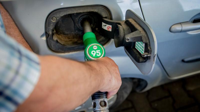 Ma jelentős áremelkedés várható a szabolcsi kutakon: drasztikusan megugrik a benzin és a gázolaj ára. Összegyűjtöttük, hol találhatók a legkedvezőbb árak a tankoláshoz!