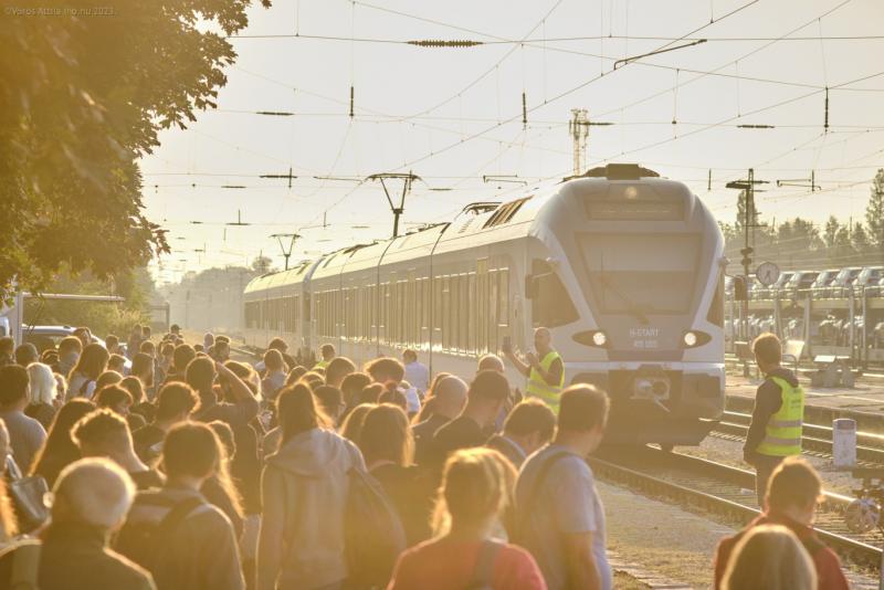 Ez a hét sem kezdődött zökkenőmentesen a MÁV-nál, hiszen egy letört áramszedő miatt fennakadásokat tapasztalhatunk a budai agglomerációs vonalakon.