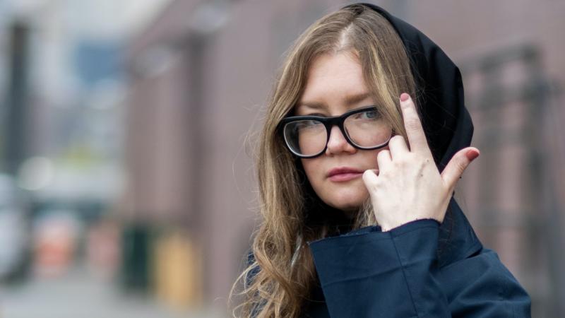 Anna Delvey, a hírhedt kamu örökösnő, napjainkban is a figyelem középpontjában áll. A fiatal nő, aki a New York-i elit körökben próbálta megvetni a lábát, immár nem csupán a botrányai miatt ismert. Az utóbbi időszakban különféle projektekbe kezdett, amely