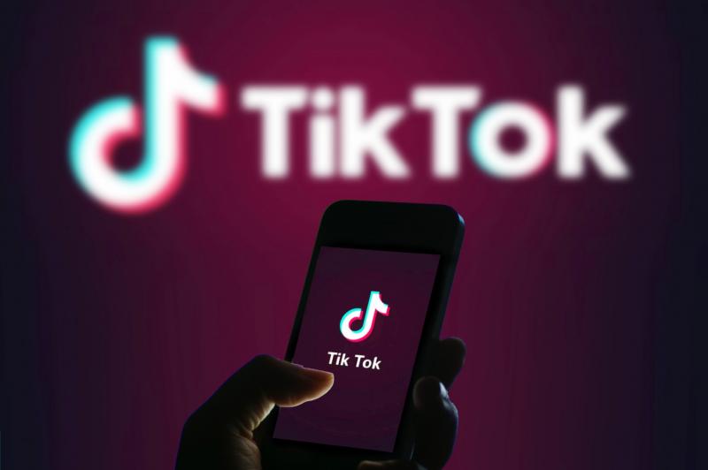 A TikTok bejelentette, hogy megtiltja a szépítő filterek alkalmazását a 18 éven aluli felhasználók számára. Ezzel a lépéssel a platform célja, hogy csökkentse a fiatalok körében tapasztalható szépségideálokkal kapcsolatos nyomást, és elősegítse az önelfog