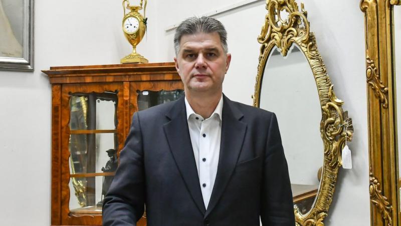 Fertőszögi Péter a Hunyadi című sorozatról: Ha valóban hiperralista megközelítést alkalmazna a produkció, azzal a történelmi események és karakterek ábrázolása hihetetlenül részletgazdag és hiteles lenne. A nézők nem csupán a cselekmény izgalmát élveznék,