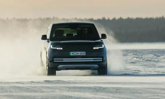 A V8-as motor helyett egy impozáns akkumulátorral érkezik az elektromos új Range Rover, mely új dimenziókat nyit a teljesítmény és a fenntarthatóság terén.