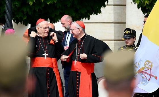 Az első forduló során Erdő Péter kiemelkedő népszerűséget élvezett, hiszen ő kapta a legtöbb szavazatot a pápaválasztás során.