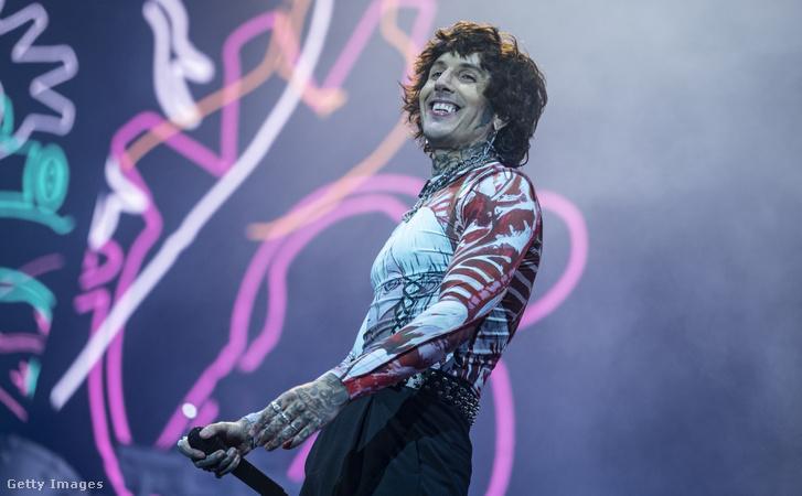 Oli Sykes, a Bring Me The Horizon frontembere, izgalmas híreket osztott meg: feleségével ikrek érkezésére készülnek! Az énekes és kedvese boldog várakozással tekintenek a családjuk bővülése elé, ami új kalandokat és örömöket ígér számukra.