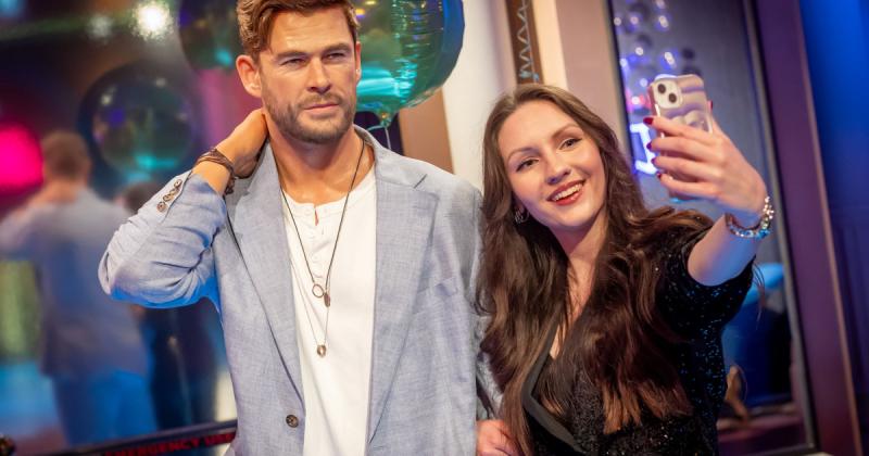 Chris Hemsworth váratlanul megjelent egy budapesti születésnapi ünnepségen.
