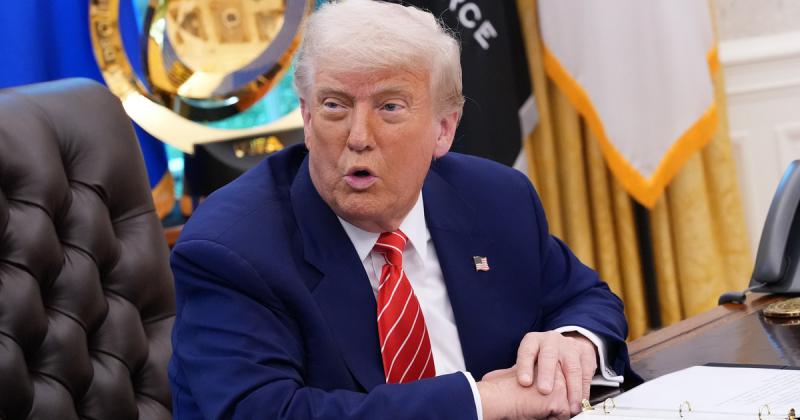 Donald Trump rendhagyó házassági tanácsokat osztott meg Emmanuel Macronnal a pofon után, amely sokak számára meglepő és szórakoztató volt. A két politikai vezető közötti interakció során Trump nem titkolta, hogy szerinte a nehéz pillanatokban is fontos a 