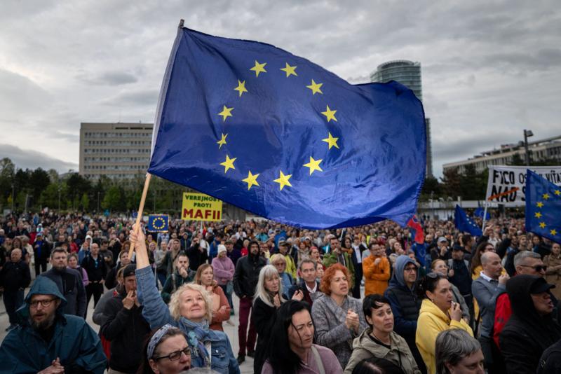 A szlovákiai magyar közösség számára különösen aggasztó lehet Ficoék civiltörvénye, amely bár magyar mintára készült, mégis elsősorban a helyi magyar szervezetek működését fenyegeti. A törvény várhatóan komoly kihívások elé állítja a civil szektort, és gá