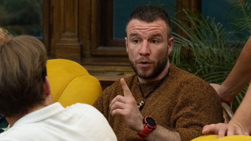 Molnár Áron: A színészből állampolgári hang

Molnár Áron története lenyűgöző példája annak, hogyan válhat egy színész az állampolgári tudatosság és az aktivizmus hangjává. Karrierje során nem csupán a színpadon brillírozott, hanem a közéleti kérdések irán