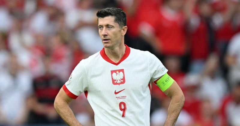 Lewandowski és a szövetségi kapitány között komoly ellentét alakult ki, ami egész Lengyelországot megrázta. A támadó váratlan lépése sokakat meglepett, hiszen ez a döntés messze túlmutat a futballpályán zajló eseményeken.