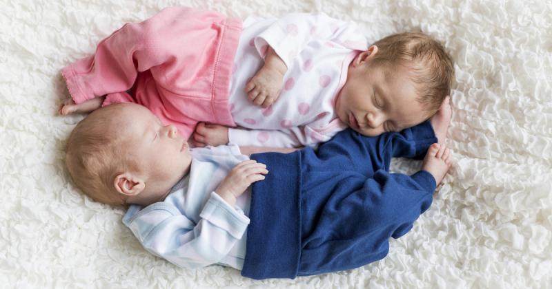 Persze, szívesen! Íme egyedi megfogalmazásban, mit jelent a Hanna és a Dominik név, valamint további kilenc népszerű keresztnévről is szót ejtek.

**Hanna**: A Hanna név héber eredetű, jelentése 