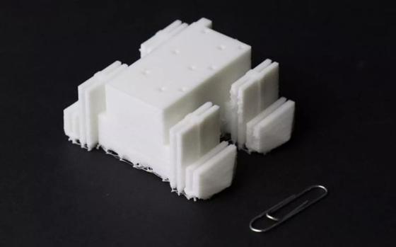 Járni képes, négylábú robotok lépdelnek ki a 3D-nyomtató kifinomult szerkezetéből.