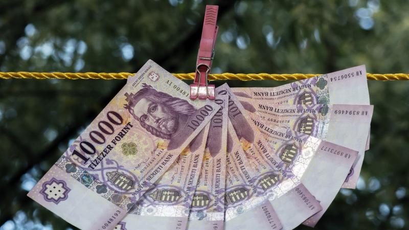 A háború sötét felhői alatt a forint igyekszik megerősödni.