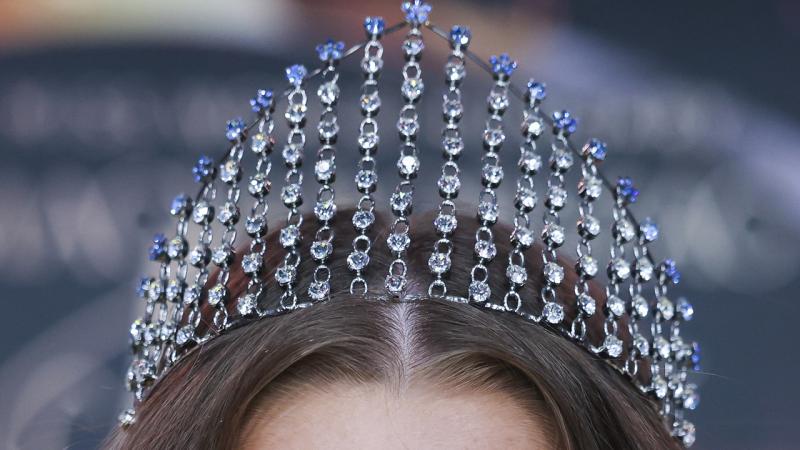 Idén a Magyarország Szépe - Miss World Hungary verseny győztese egy 17 éves lány lett, akit Végvári Jankának hívnak. A fotókon lenyűgöző szépsége és magabiztossága ragyog, amely méltán érdemelte ki ezt a rangos címet.