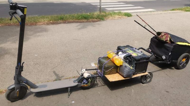 A 14 éves fiú különleges pecázásra készült, és magával vitte hűséges felszerelését: egy roller, egy gumipók és egy gyorskötöző. Ezek a szokatlan eszközök nemcsak a szórakozást, hanem a kreatív megoldások keresését is ígérték a vízparton.