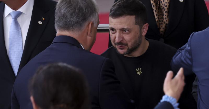 Orbán Viktor kijelentette, hogy világosan kifejeztük: nem szándékozunk egy asztalnál ücsörögni Zelenszkijjel.