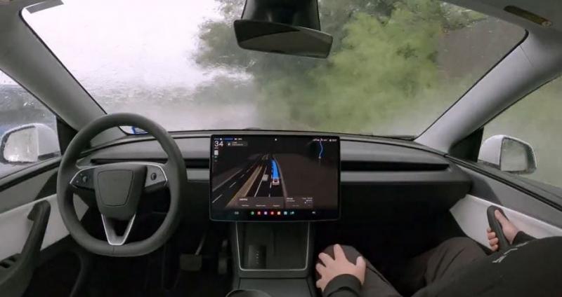 Vajon szuperképességekkel bír, vagy csupán vakmerő a Tesla robottaxija, amely a vihar által sújtott, elárasztott utakon is bátran szeli át a vihart? - nézd meg a videót!