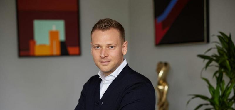 Hadházy Ákos megjegyzése szerint Tiborcz István egy négyszázezer forintos lábbeliben tűnt fel az amerikai nagykövetség által rendezett fogadáson.