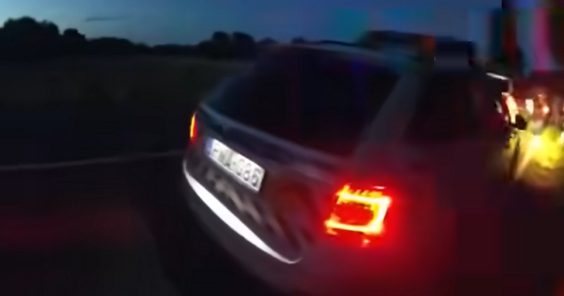Videofelvételen látható, ahogy a rendőrség őrizetbe veszi azt a férfit, akinek a felesége a Balatonon bántalmazásra utaló kézjelet mutatott, kérve ezzel a segítséget.
