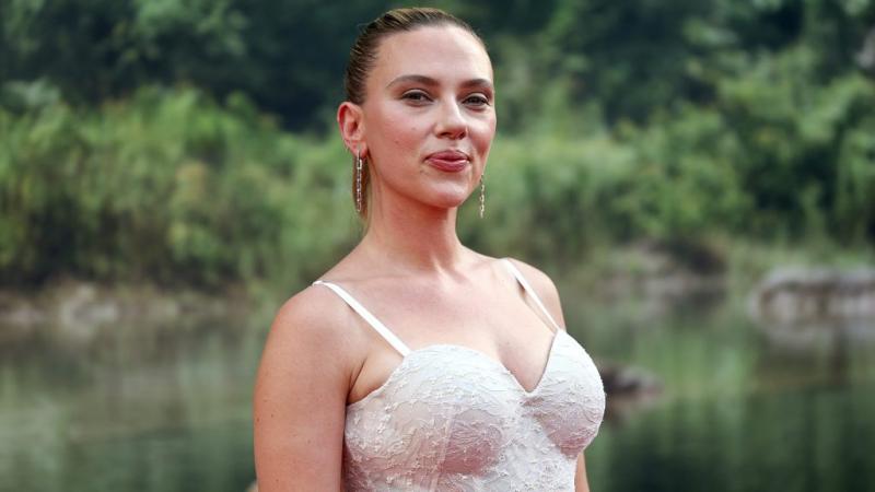 Scarlett Johansson segítségével próbálják távol tartani a farkasokat az amerikai farmokról.
