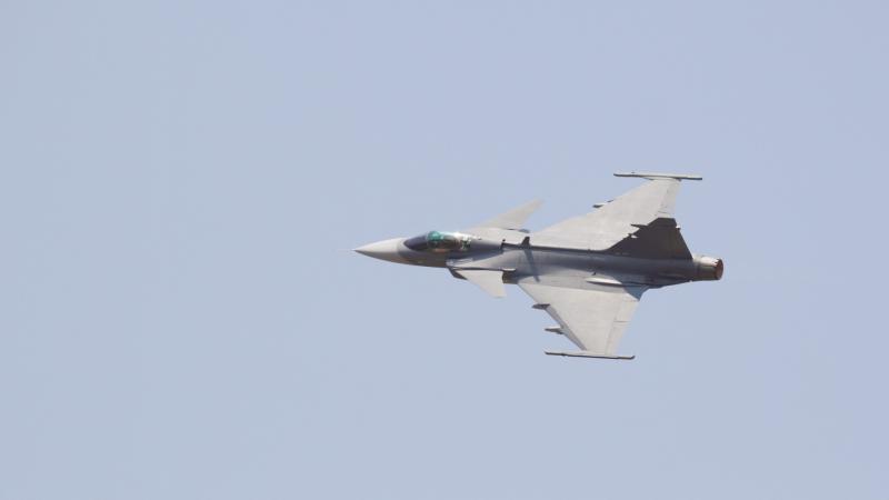 Felfedte titkait a Gripen vadászgép: a valódi háborús helyzetekben nyújtott teljesítménye lenyűgöző. A SAAB-nál pedig egyre csak cseng a kassza.