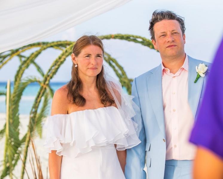 Jamie Oliver házasságának különös aspektusai: valóban hárman osztoznak a szeretetükben? Felesége pedig kifejezetten hálás ezért! | szmo.hu