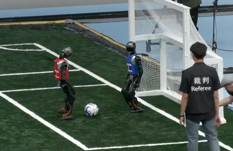 A robotfutóverseny izgalma talán csak a robotfoci mókás jeleneteivel vetekszik!