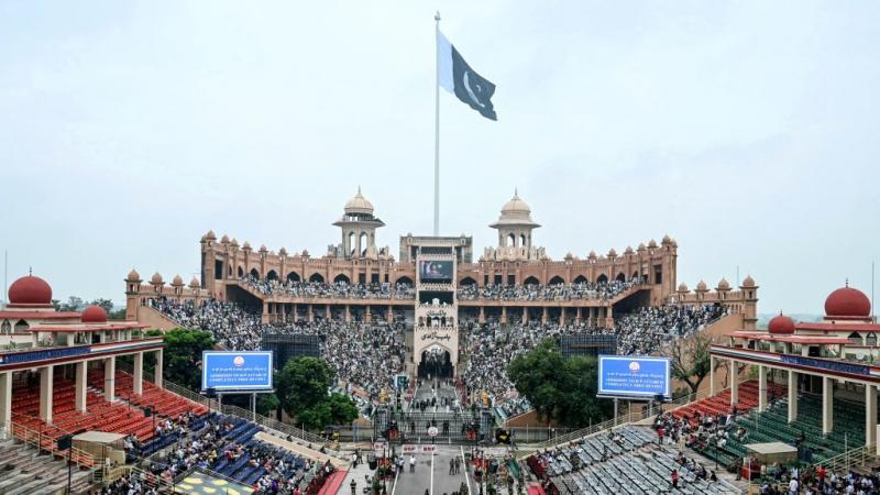 India és Pakisztán egy különös versenyt folytat, amelyben nem más, mint a zászlórúd magassága a tét. Mindkét ország büszkesége és nemzeti identitása van most a középpontban, hiszen a zászlórúd nem csupán egy egyszerű oszlop, hanem a haza iránti hűség szim