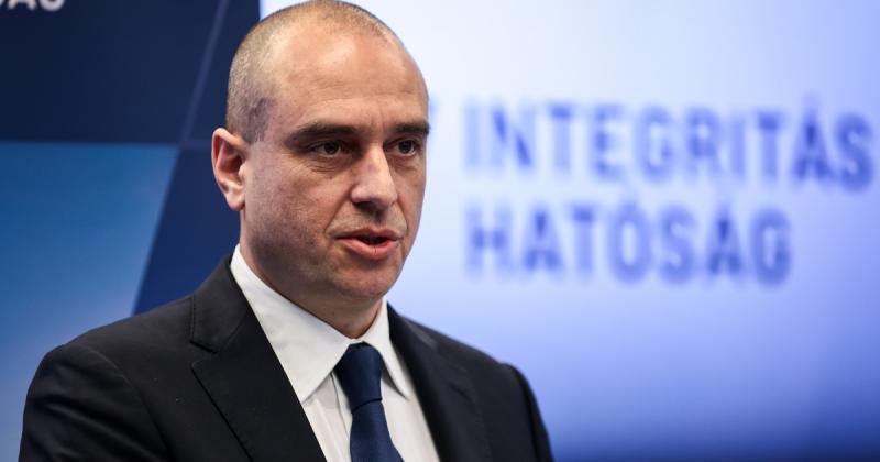 Bár már fél éve zajlik a büntetőeljárás ellene, az Integritás Hatóság elnöke továbbra is megtarthatja pozícióját.