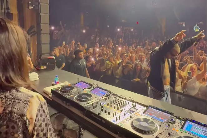Egy koncert során Justin Bieber tíz dalt adott elő, de a közönség számára hamarosan kiderült, hogy a fellépő valójában nem ő volt.