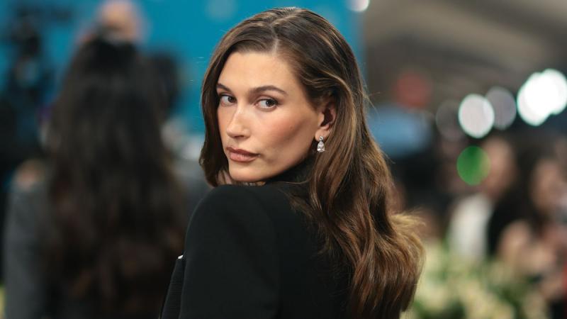 Hailey Bieber bőrápolási rutinja nem mindenki számára ideális – figyelmeztetnek a szakértők. Ha a ti bőrötök is szenved az állandó kísérletezéstől, érdemes újragondolni a szokásaitokat. A szakértők szerint a hírességek által népszerűsített termékek és elj