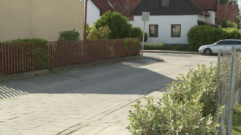 Területkisajátítás a Hollandfaluban: a kerítés lebontása mint lehetséges megoldás

A Hollandfaluban zajló területkisajátítás kérdései egyre nagyobb figyelmet kapnak, és úgy tűnik, hogy a kerítés lebontása új utakat nyithat a problémák kezelésében. A helyi