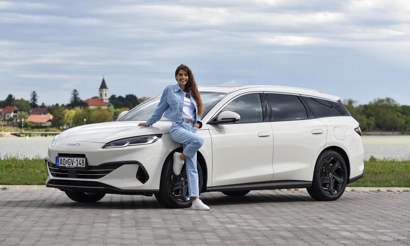 A BYD Seal 6 Touring akár olyan hatótávval rendelkezik, mint egy dízelautó, így a vezetési élmény nem csupán környezetbarát, hanem hosszú távon is kényelmes és megbízható.