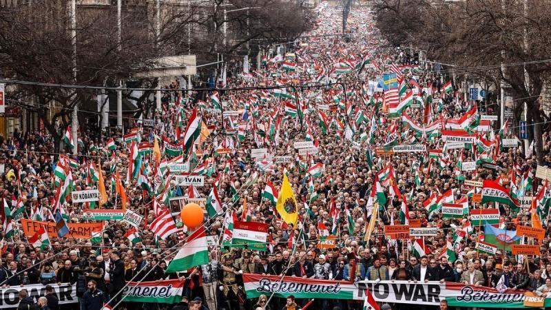 Bencsik András művében a szeretet és gyűlölet ellentéteit vizsgálja, mélyrehatóan elemezve az emberi kapcsolatok összetettségét. A szeretet, mint az érzelmek legnemesebb formája, képes összekapcsolni az embereket, míg a gyűlölet, mint az elutasítás és fáj