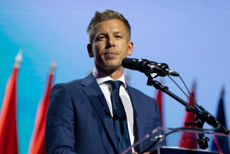 A Bloomberg információi alapján Magyar Péter is hozzájárulhat a forint erősödéséhez, mivel a piaci szereplők arra spekulálnak, hogy ő lesz a választások győztese. | szmo.hu