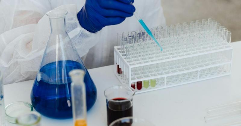 Szegedi kutatók hangsúlyozzák, hogy a szennyvíz elemzése elengedhetetlen az antibiotikum-rezisztencia forrásainak feltérképezéséhez. Az általuk végzett kutatások során arra az eredményre jutottak, hogy a szennyvíz mintázataiból értékes információk nyerhet