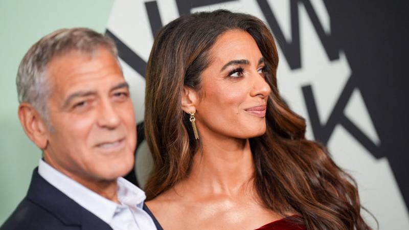 Amal Clooney egy lenyűgöző virágmintás bársony miniruhában lép színre, és ezzel kezdi meg a buliszezont!