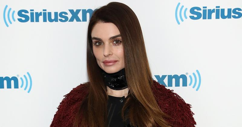 Egy váratlan és izgalmas dokumentumfilm keretében bontakozik ki Ozzy Osbourne soha nem látott lánya, aki felfedi a család rejtett titkait és személyes történeteit. A film során a nézők betekintést nyernek a rocklegenda életébe és a családi kötelékek bonyo