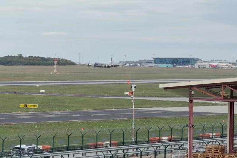 Egy különleges repülőgép érkezett meg Budapest égképére, varázslatos élményt hozva a városba.