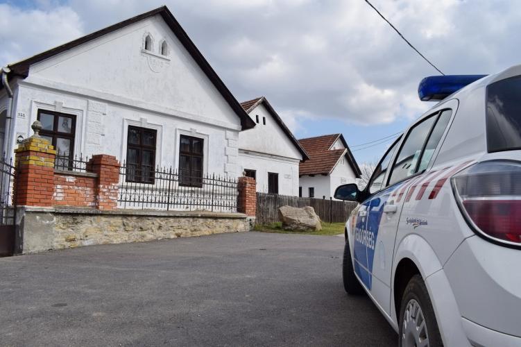 Rendőrök hoztak új fényt az idős férfi életére, amikor időben közbeléptek és megmentették őt a veszélyből.