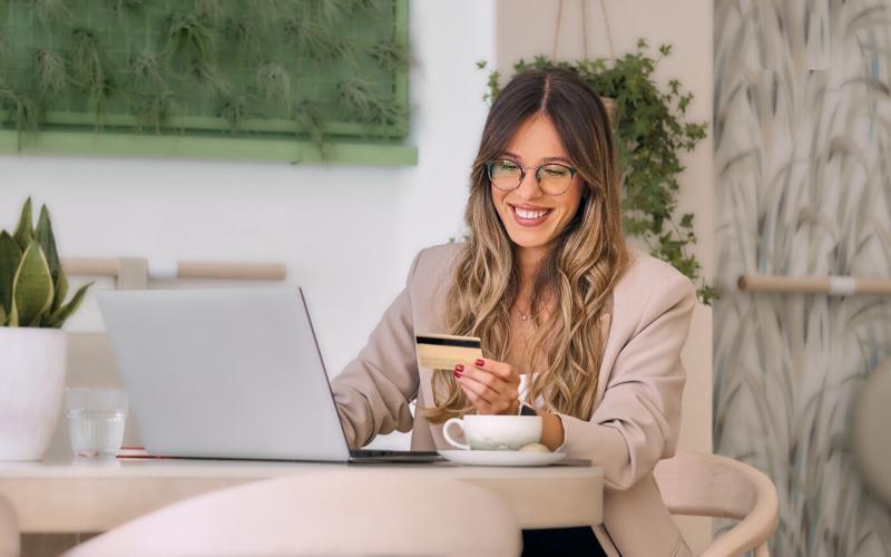 Impulzív vásárlás: Miért csábít minket, és hogyan válhat tudatosabbá a költekezésünk?

Az impulzív vásárlás sokunk életének része, és gyakran olyan pillanatokban történik, amikor egy váratlan ajánlat vagy vonzó termék látványa hirtelen megragadja a figyel