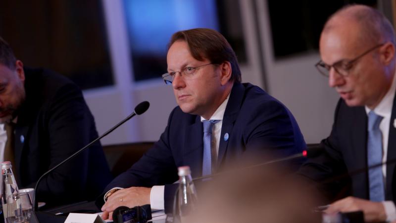 Ursula von der Leyen személyesen találkozott Várhelyi Olivérrel, hogy meghallgassa a kémbotrány részleteit.